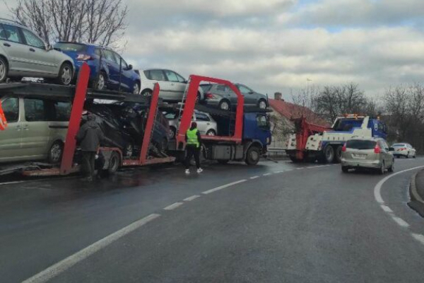 На Львівщині вантажівка із автомобілями злетіла з траси (Фото)