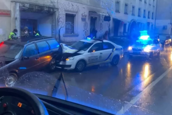 У Львові трапилося ДТП за участі поліцейського авто