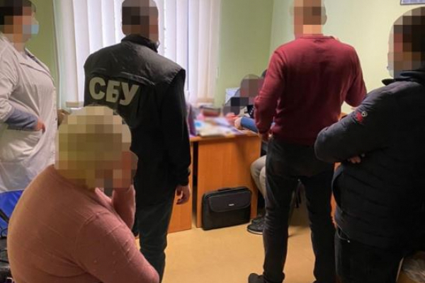 В одній із міських клінічних лікарень Львова викрито злочинну схему із виготовлення та збуту підроблених COVID-сертифікатів