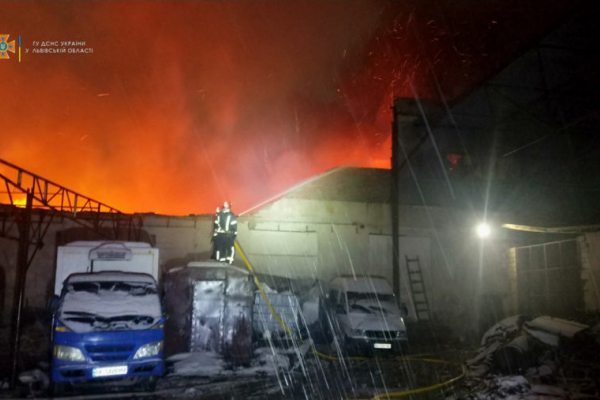 На заводі у Львові сталась масштабна пожежа