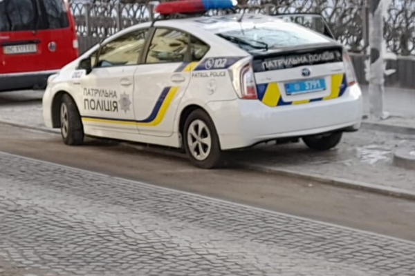 У Львові автомобіль патрульної поліції не зміг запаркуватись