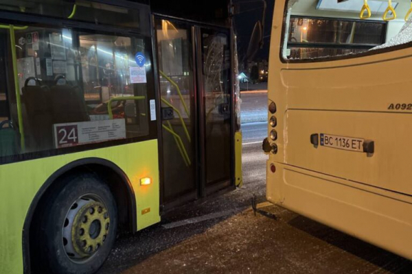 У Львові тролейбус не розминувся із маршруткою (Відео)