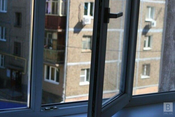 Вночі у Львові з вікна на восьмому поверсі випав 36-річний чоловік