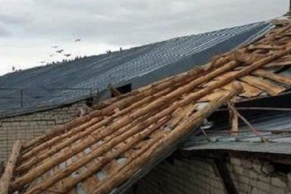 Вітер зірвав дах з притулку для літніх людей на Львівщині