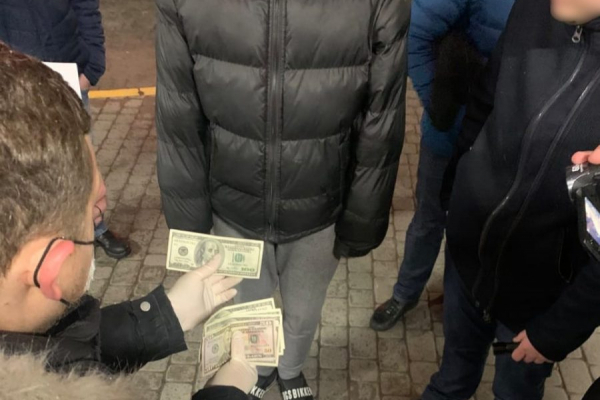 На Львівщині затримали прикордонника за вимагання 1200 доларів хабара