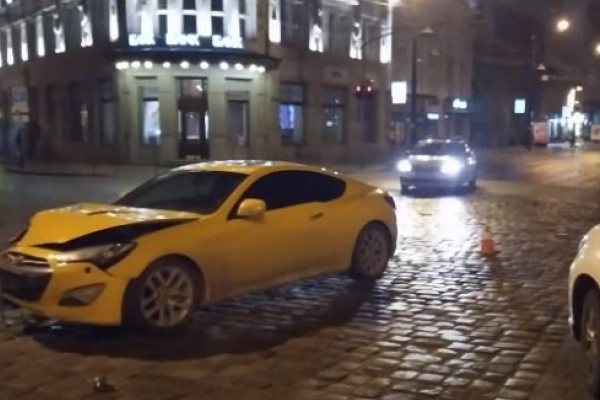 У Львові водій спорткару протаранив патрульне авто, травмувався поліцейський