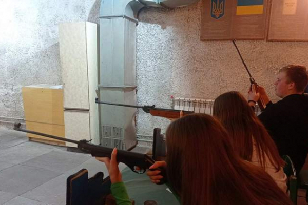 Львівських старшокласників вчать стріляти з гвинтівок