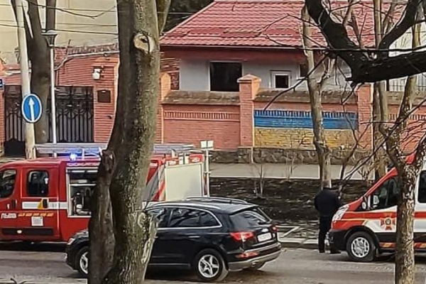 У Львові палає генконсульство РФ: оголошена евакуація дипломатів