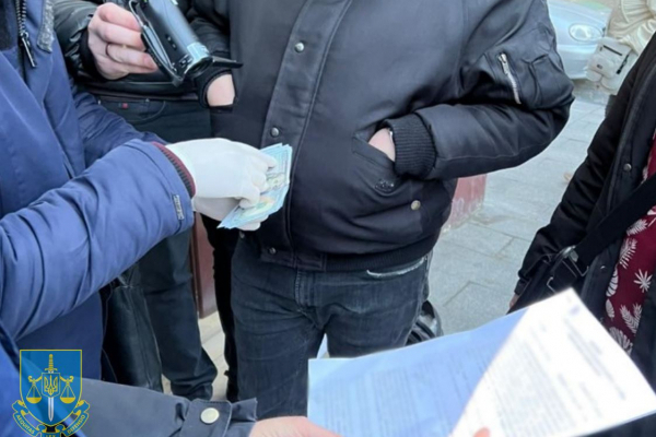 12 000 дол США за паспорт громадянина України – викрито посадовця міграційної служби Львівської області