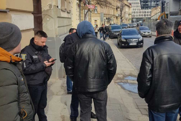 У Львові біля військкомату затримали чоловіка, який фотографував об'єкти й черги