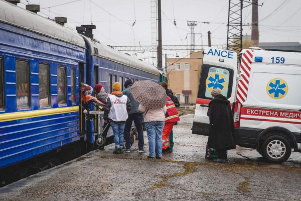 До Львова доправили три медичних вагони поранених маріупольців, які розповідали свої жахливі історії