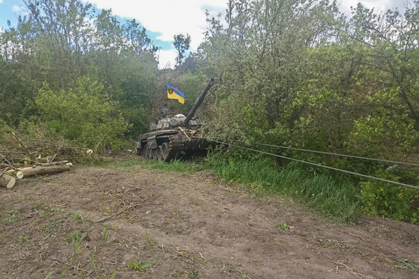 Бійці 24-ї бригади зі Львівщини показали трофейний танк, який використовують у боях