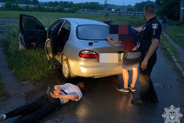У Львові п’яний водій збив батька з 2-річним сином на переході і втік