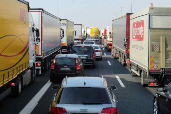 На польсько-українському кордоні у черзі - понад 2 тисячі вантажівок