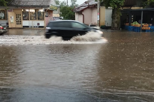Потужна злива затопила вулиці у Львові