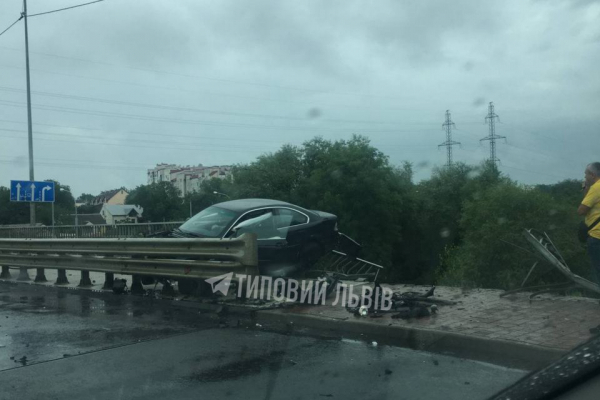 У Львові на Сихівському мосту авто влетіло у відбійник