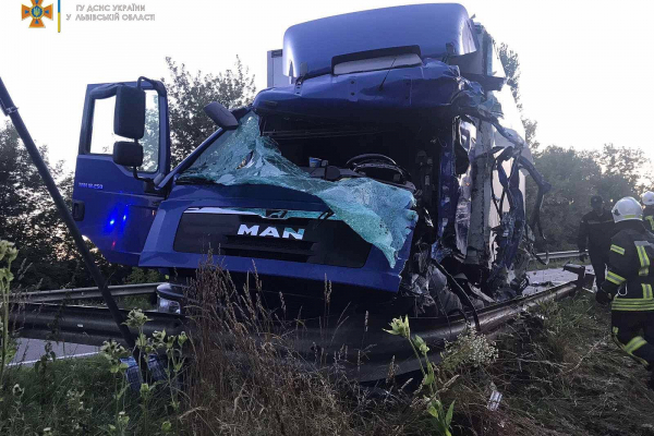 У важкій ДТП із вантажівками біля Львова травмувався 50-річний водій