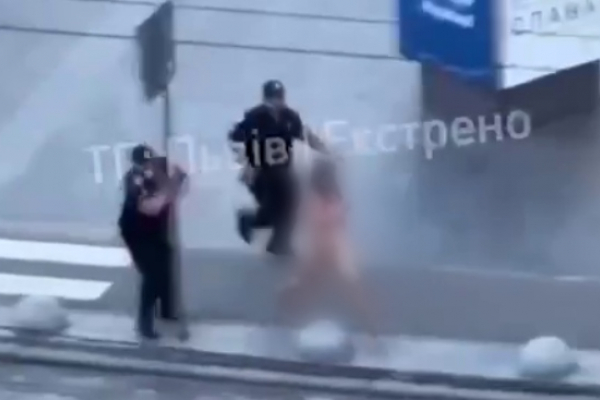 У Львові поліція по центру міста наздоганяла голу жінку
