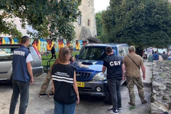 Львівському художнику й волонтеру оголосили підозру в торгівлі автівками, призначеними для ЗСУ. Він заперечує звинувачення