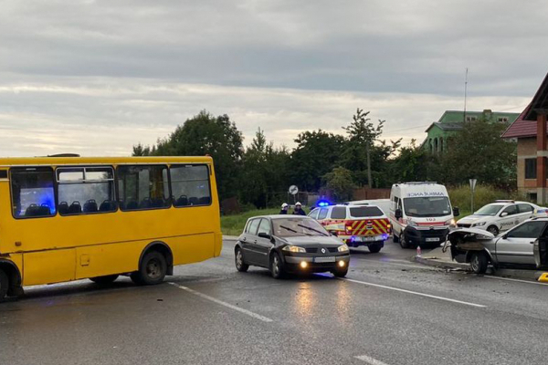 В аварії з маршруткою біля Львова постраждали шестеро людей