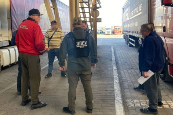 На Львівщині призовників вивозили за кордон - вантажівки вилучили 