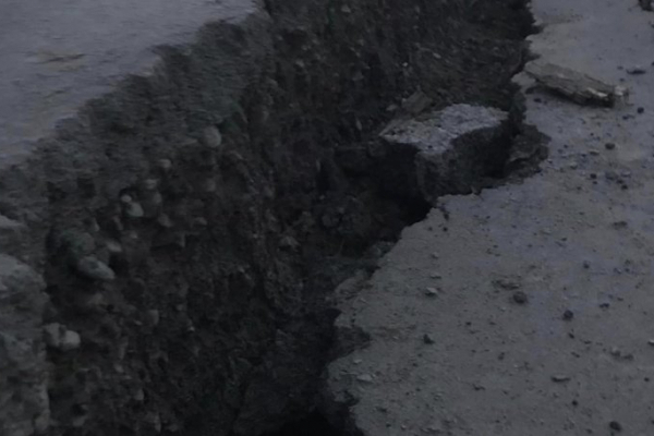 Наче після землетрусу: на Львівщині люди скаржаться на дороги із величезними тріщинами