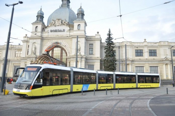 Транспортний колапс: У Львові не курсують трамваї та тролейбуси