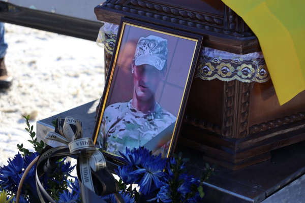 Львівщина зустріла на колінах воїна, який загинув під Бахмутом (ФОТО)