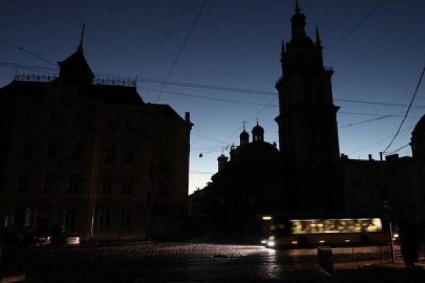 Львів без світла, води та електротранспорту: де можна підзарядитися і набрати води?