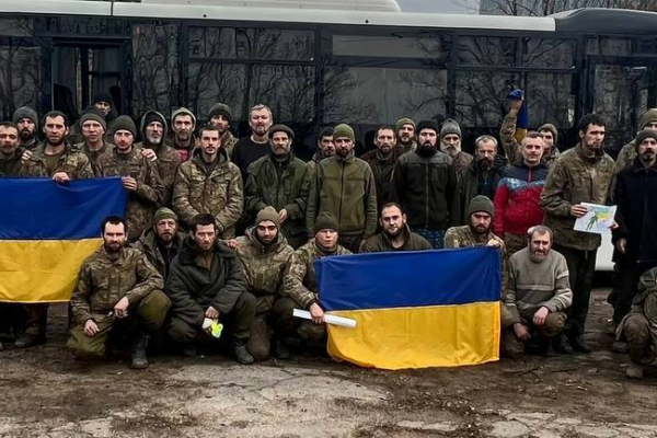 На Новий рік Україна повернула 140 полонених - додому повернуться захисники Маріуполя та о. Зміїний (ФОТО)