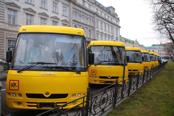 Сімом громадам Львівщини передали спеціалізовані шкільні автобуси