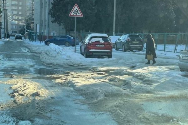 Снігове місиво: львів'яни скаржаться на неприбрані вулиці міста