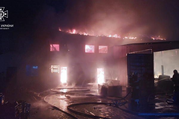На Львівщині сталася масштабна пожежа на підприємстві (ФОТО)