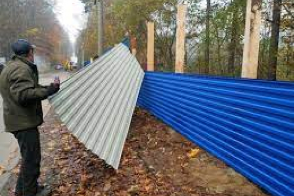 Суд дозволив повернути будівельний паркан у Брюховичах, де замість школи планують житло і ТРЦ