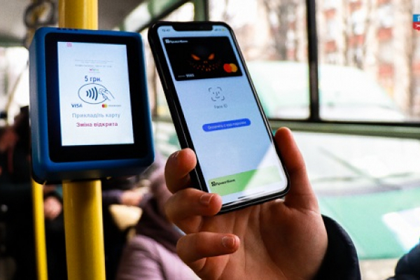 У приміських і міжміських автобусах Львівщини почали встановлювати валідатори для e-квитка