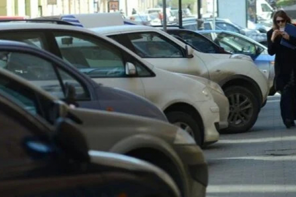 У Львові міськрада закликала фотографувати неправильно припарковані машини. Штрафи підуть на ЗСУ