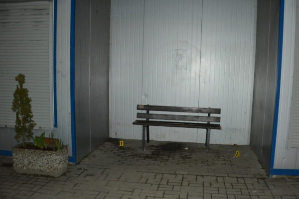 На Львівщині п’яний чоловік на зупинці напав з ножем на двох людей