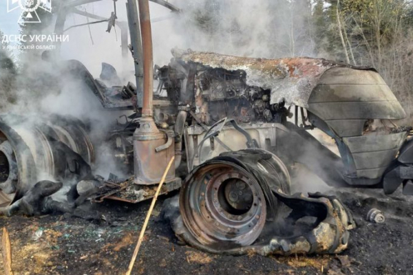 На Львівщині під час польових робіт спалахнув трактор