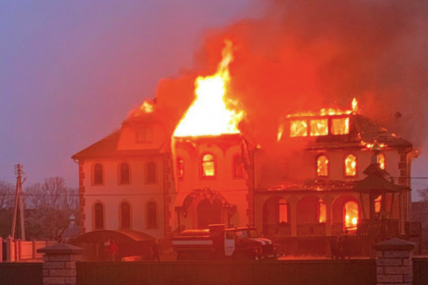 Ранкова пожежа на Буковині: чоловік спалив церкву (відео)