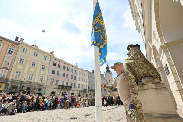 Захисник із біонічним протезом підняв прапор Львова до Дня міста