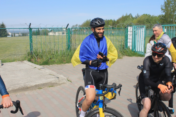 Британець на велосипеді доїхав до Львова, щоб зібрати кошти на розмінування території України