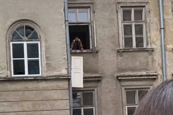 Ремонт у Львівській облараді: двері викидають через вікна