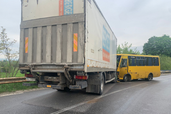 На Львівщині вантажівка протаранила маршрутку з пасажирами. Є потерпілі