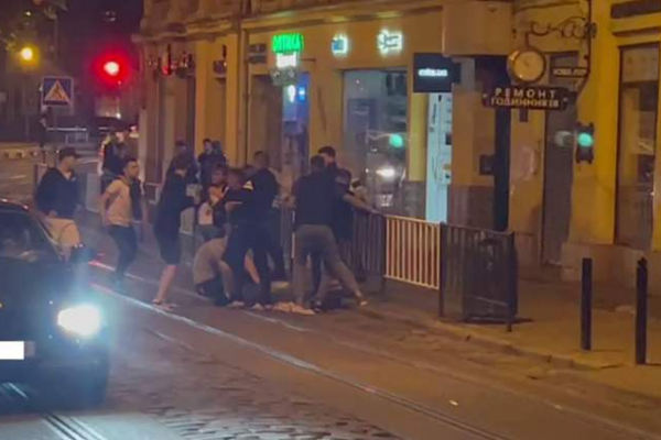 Масова бійка в центрі Львова: правоохоронці встановлюють учасників