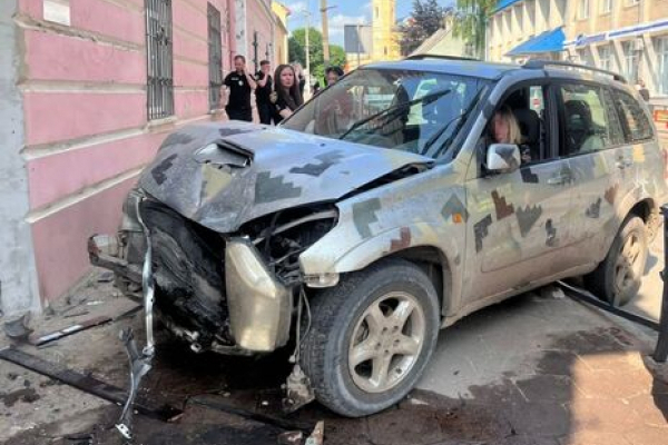 Суд арештував на два місяці водійку, яка нетверезою збила поліцейську у Яворові