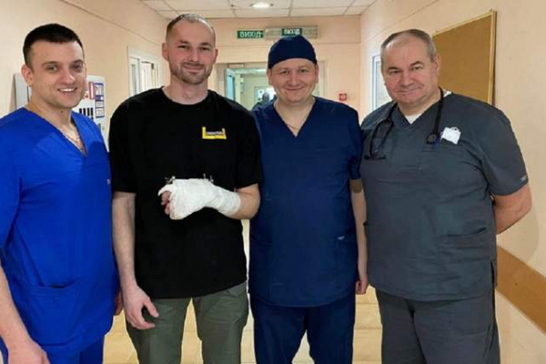 25-річному бійцю зі Львова врятували розтрощену руку