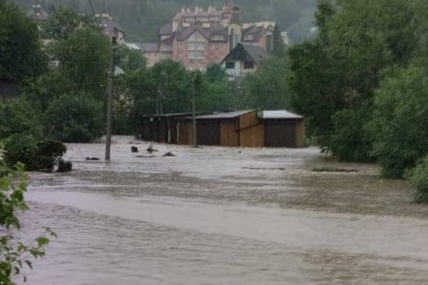 Негода на Львівщині: Східницю затопило