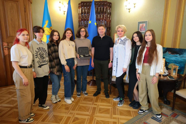 Львівський підприємець подарував квадрокоптер на який збирали школярі для військових
