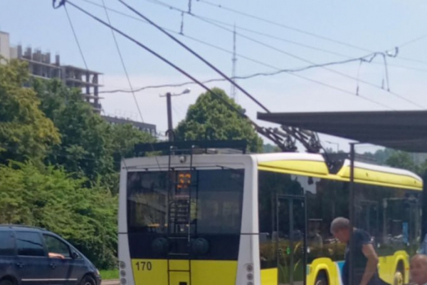 У спекотну погоду у львівських тролейбусах не працюють кондиціонери