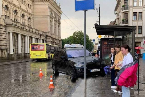 17-річний водій на BMW в’їхав на зупинку біля Львівської опери